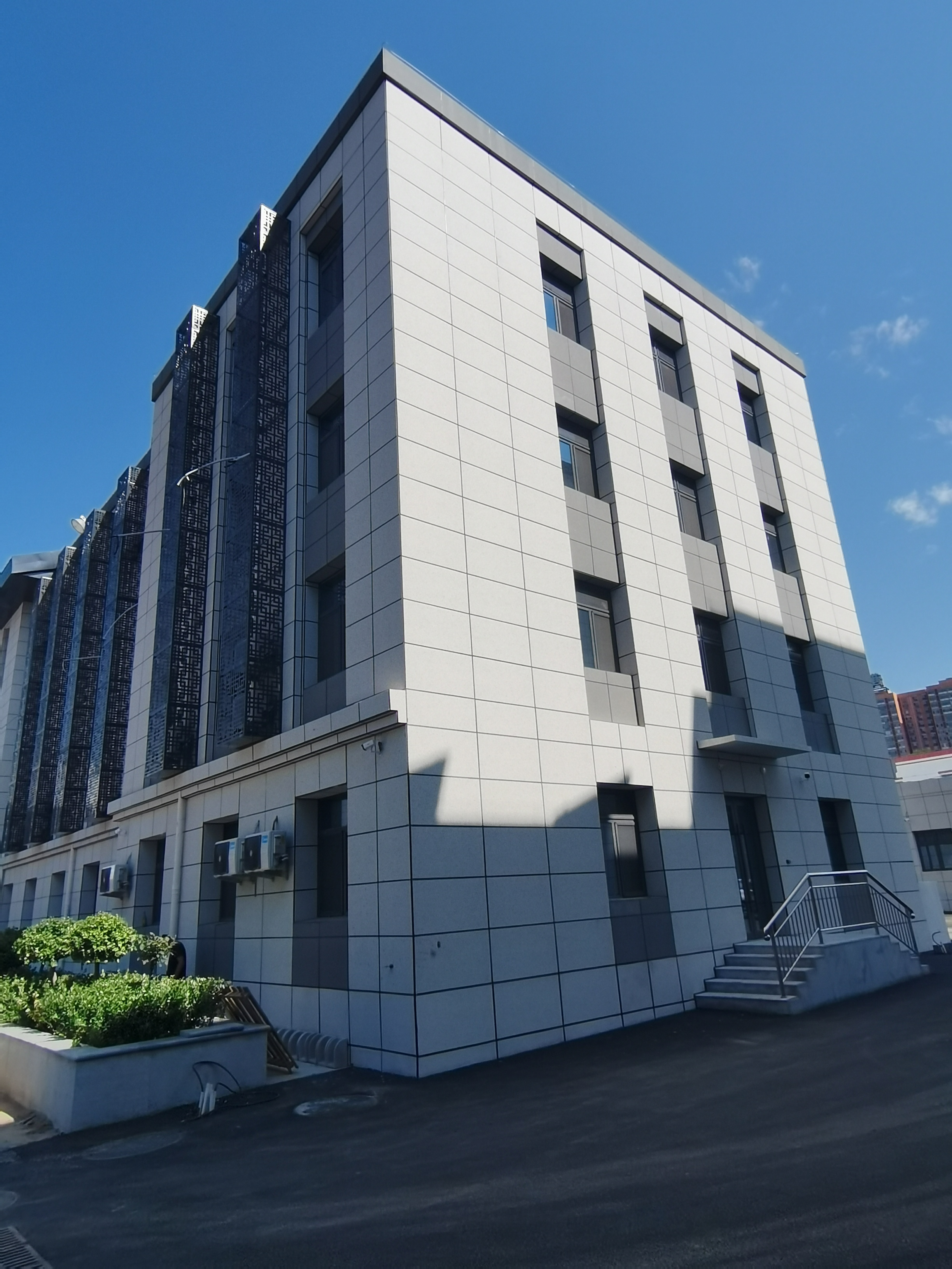 公共建筑项目应用｜无机仿石材板，现代建筑外立面新选择-山西乾元中安建材